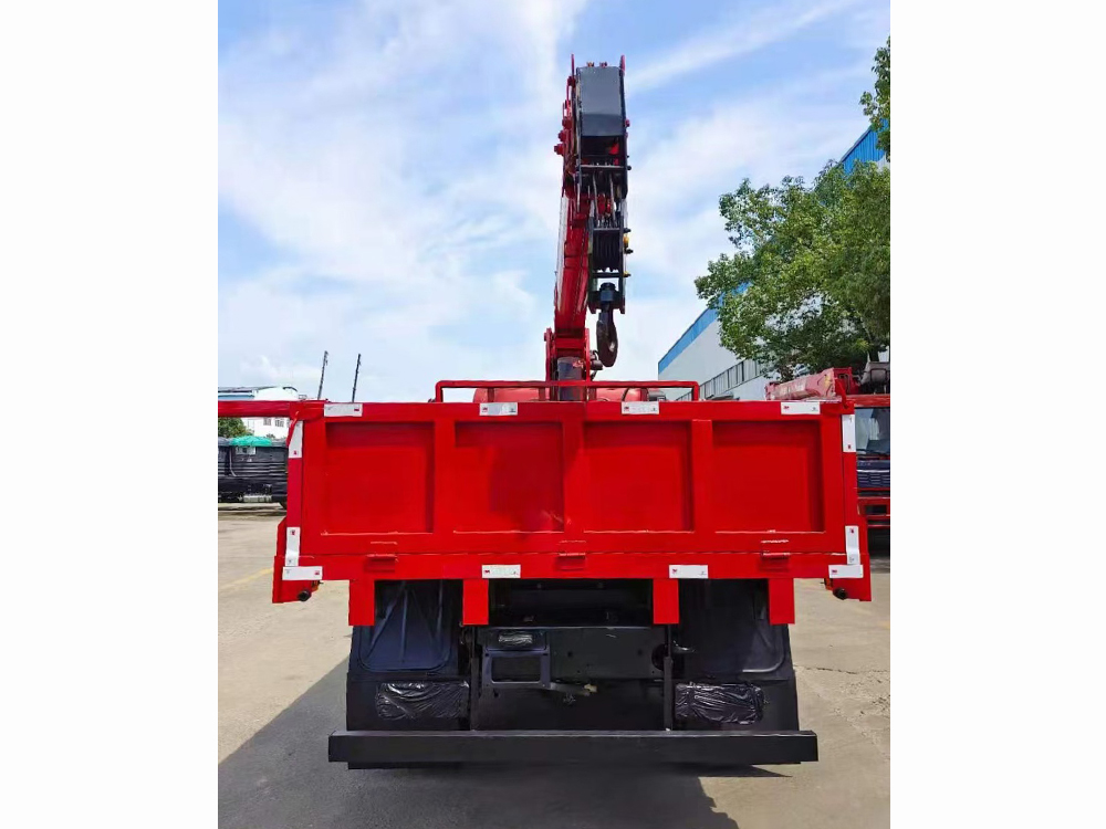 國(guó)六重汽藍(lán)牌長(zhǎng)威5噸四節(jié)直臂吊機(jī)隨車吊